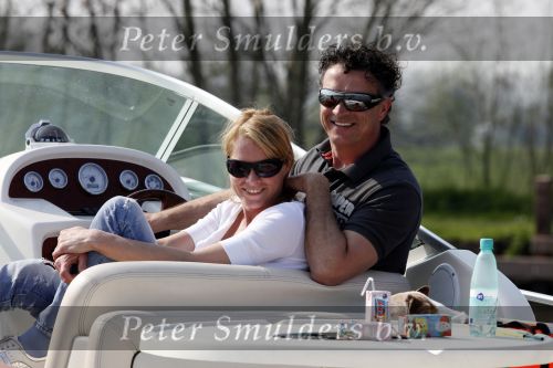 Nederhorst den Berg 13 april 2009
Milika Peterzon en Jurgen Smit met dochter en kleinkind op de boot aan het varen.
Peter Smulders bv
