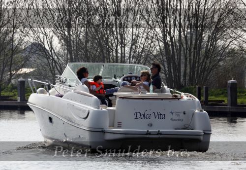 Nederhorst den Berg 13 april 2009
Milika Peterzon en Jurgen Smit met dochter en kleinkind op de boot aan het varen.
Peter Smulders bv