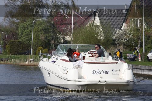 Nederhorst den Berg 13 april 2009
Milika Peterzon en Jurgen Smit met dochter en kleinkind op de boot aan het varen.
Peter Smulders bv