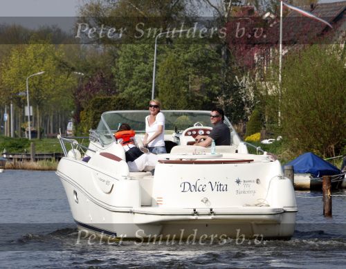Nederhorst den Berg 13 april 2009
Milika Peterzon en Jurgen Smit met dochter en kleinkind op de boot aan het varen.
Peter Smulders bv