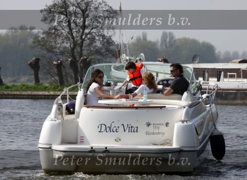 Nederhorst den Berg 13 april 2009
Milika Peterzon en Jurgen Smit met dochter en kleinkind op de boot aan het varen.
Peter Smulders bv