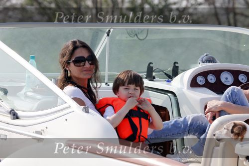 Nederhorst den Berg 13 april 2009
Milika Peterzon en Jurgen Smit met dochter en kleinkind op de boot aan het varen.
Peter Smulders bv