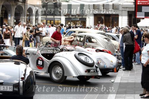 Brescia 15 mei 2008
Start van de Mille Miglia in Brescia. State of art rijdt met 2 porsches mee.
All Classic Cars