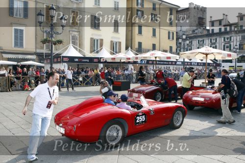 Brescia 15 mei 2008
Start van de Mille Miglia in Brescia. State of art rijdt met 2 porsches mee.
All Classic Cars