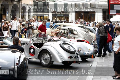 Brescia 15 mei 2008
Start van de Mille Miglia in Brescia. State of art rijdt met 2 porsches mee.
All Classic Cars