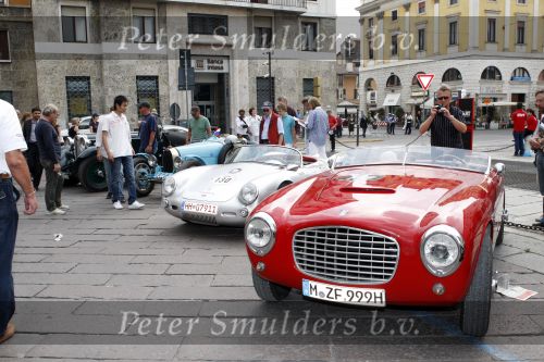 Brescia 15 mei 2008
Start van de Mille Miglia in Brescia. State of art rijdt met 2 porsches mee.
All Classic Cars