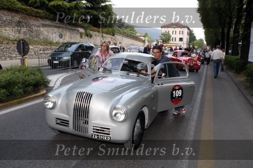 Brescia 15 mei 2008
Start van de Mille Miglia in Brescia. State of art rijdt met 2 porsches mee.
All Classic Cars