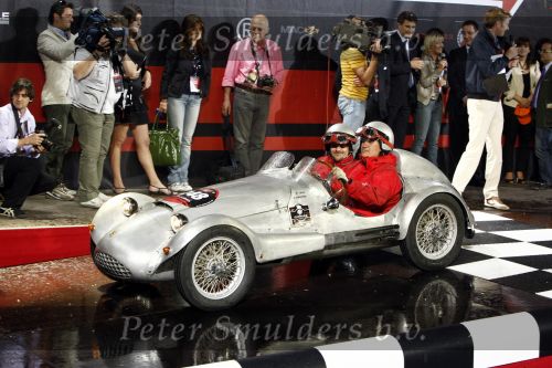 Brescia 15 mei 2008
Start van de Mille Miglia in Brescia. State of art rijdt met 2 porsches mee.
All Classic Cars