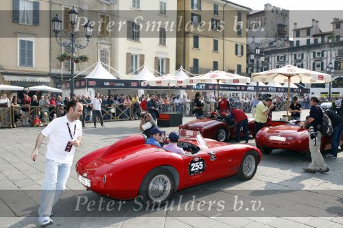 Brescia 15 mei 2008
Start van de Mille Miglia in Brescia. State of art rijdt met 2 porsches mee.
All Classic Cars