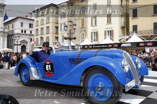 Brescia 15 mei 2008
Start van de Mille Miglia in Brescia. State of art rijdt met 2 porsches mee.
All Classic Cars