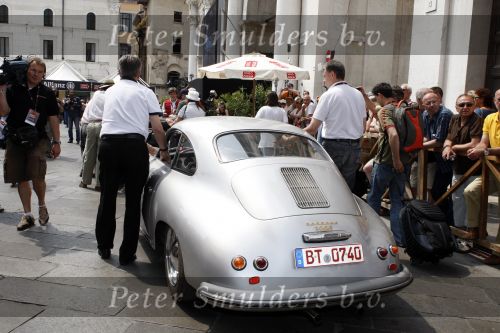 Brescia 15 mei 2008
Start van de Mille Miglia in Brescia. State of art rijdt met 2 porsches mee.
All Classic Cars