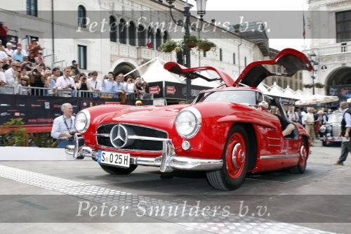 Brescia 15 mei 2008
Start van de Mille Miglia in Brescia. State of art rijdt met 2 porsches mee.
All Classic Cars