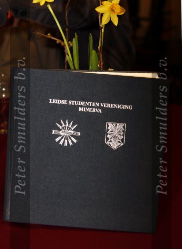 Amsterdam 13 maart 2008
Almanak van de leidse studenten vereniging waarin alle prive gegeven van Prins Willem Alexander Prins Constantijn en Emily Bremers staan. De tekeningen zijn gemaakt door Prins Constantijn.
Peter Smulders bv
