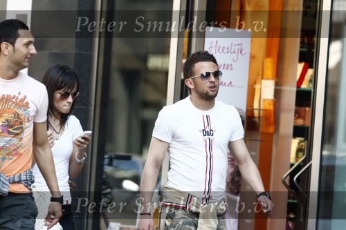 Amsterdam 20 april 2009
Miralem Sulejmani met zijn vriendin en een vriend aan het winkelen op de pc hooftstraat. Hij heeft meedere tatoo\'s
Peter Smulders bv