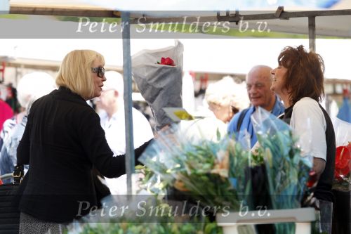 Laren 23 mei 2008
Mireille gaat bloemen kopen op de markt in Laren.