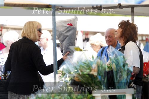 Laren 23 mei 2008
Mireille gaat bloemen kopen op de markt in Laren.