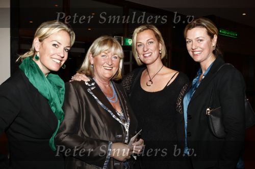 Amsterdam 1 maart 2009
Modeshow Paul Schulten in het Okura hotel. Miriam met moeder en zussen
Peter Smulders bv