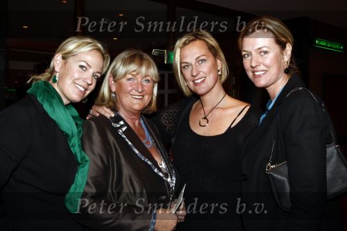 Amsterdam 1 maart 2009
Modeshow Paul Schulten in het Okura hotel. Miriam met moeder en zussen
Peter Smulders bv