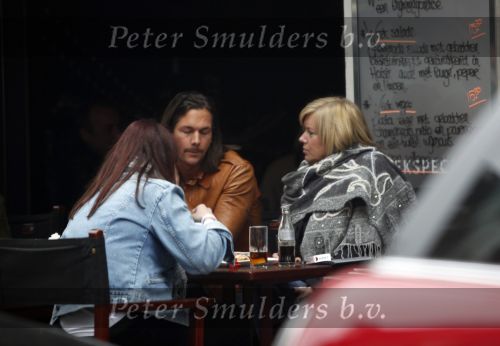 Amsterdam 4 april 2009
Monique Rijkaard Olgers op terras op de pc hooftstraat met een vriendin en een vriend. Ze heeft het erg naar haar zin.
Peter Smulders bv