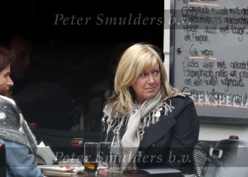 Amsterdam 4 april 2009
Monique Rijkaard Olgers op terras op de pc hooftstraat met een vriendin en een vriend. Ze heeft het erg naar haar zin.
Peter Smulders bv