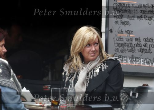Amsterdam 4 april 2009
Monique Rijkaard Olgers op terras op de pc hooftstraat met een vriendin en een vriend. Ze heeft het erg naar haar zin.
Peter Smulders bv