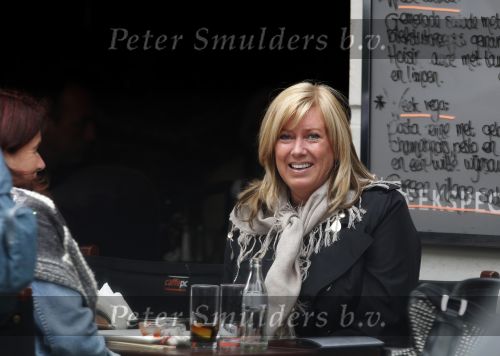 Amsterdam 4 april 2009
Monique Rijkaard Olgers op terras op de pc hooftstraat met een vriendin en een vriend. Ze heeft het erg naar haar zin.
Peter Smulders bv