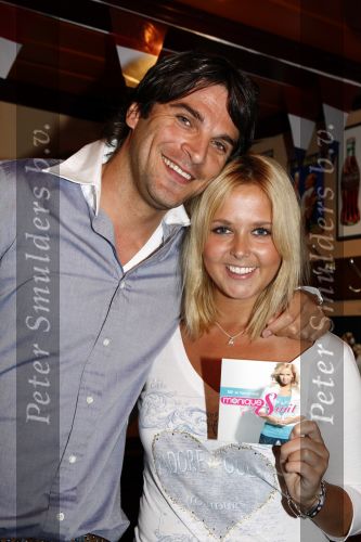 Volendam 5 juni 2008
Presentatie cd Monique Smit  in cafe de vrijheid. 
Xander de Buisonje reikt hem uit.