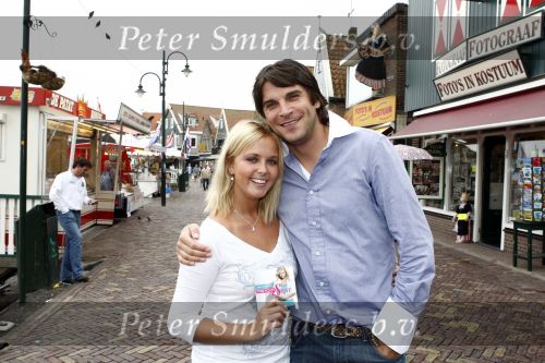 Volendam 5 juni 2008
Presentatie cd Monique Smit  in cafe de vrijheid. 
Xander de Buisonje reikt hem uit.