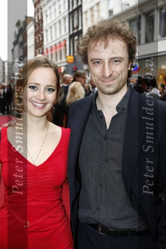 Amsterdam 16 april 2009
Premiere He \'s not just into you in Tuschinski. Monique v d Werff met haar nieuwe vriend
Peter Smulders bv