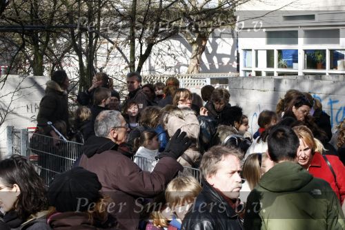 Amsterdam 24 maart 2009
Een man van 69 jaar is tijdens de ppauze vermoord op de Montessori school in amsterdam zuid.De politie was in grote getale aanwezig.
Peter Smulders bv