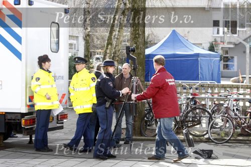Amsterdam 24 maart 2009
Een man van 69 jaar is tijdens de ppauze vermoord op de Montessori school in amsterdam zuid.De politie was in grote getale aanwezig.
Peter Smulders bv