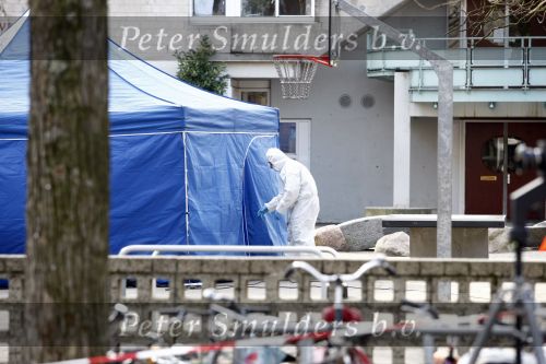 Amsterdam 24 maart 2009
Een man van 69 jaar is tijdens de ppauze vermoord op de Montessori school in amsterdam zuid.De politie was in grote getale aanwezig.
Peter Smulders bv