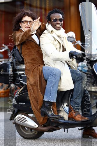 Amsterdam 12 februari 2008
Mylene de la Haye met Regilio Tuur op vespa scooter op de pc hooftstraat.
Peter Smulders bv