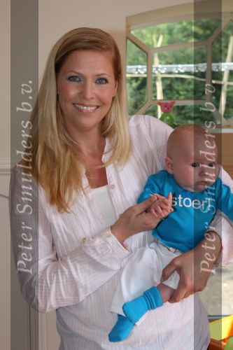 Molenaarsgraaf, 15 April 2009
Nieuw Lifestyle Magazine LIEF
Nance Coolen met haar zoontje Robin ( geboren 12 Januari 2009)
Foto Peter Smulders BV