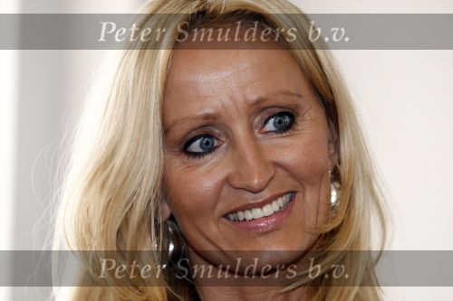 Hilversum 2 maart 2009
Natasja Froger brengt voedsel voor de voedselbank naar Curves in Hilversum.
Peter Smulders bv