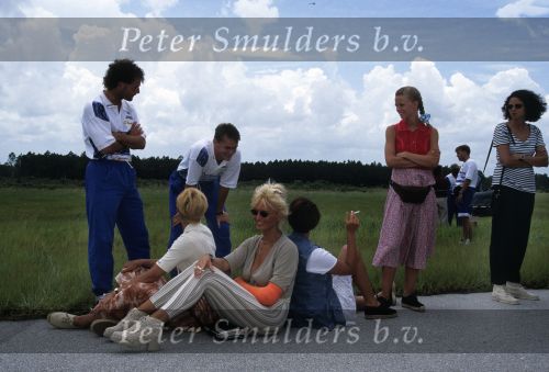 1994 Natasja Froger op een vliegveld in de Versenigde Staten met het Nederlands elftal