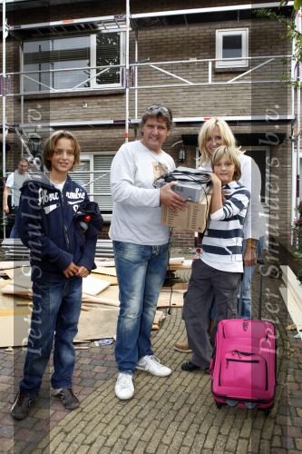 Blaricum/ Hilversum 25 augustus 2008
Rene Natasja Maxim en Didier Froger verhuizen van hun vila naar een rijtjes huis voor het programma Geen cent te makken.