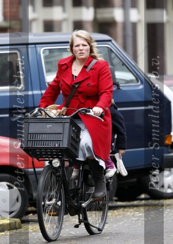 Amsterdam, 3 November 2007
De zwangere vrouw Nathalie Kluun op de fiets met haar dochtertje