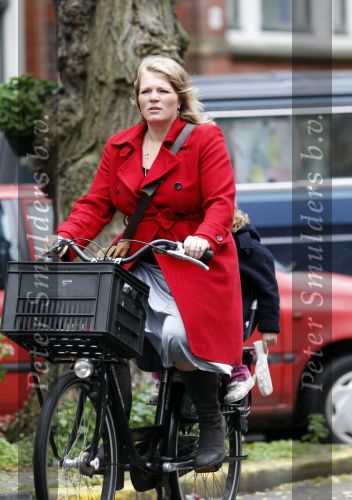 Amsterdam, 3 November 2007
De zwangere vrouw Nathalie Kluun op de fiets met haar dochtertje