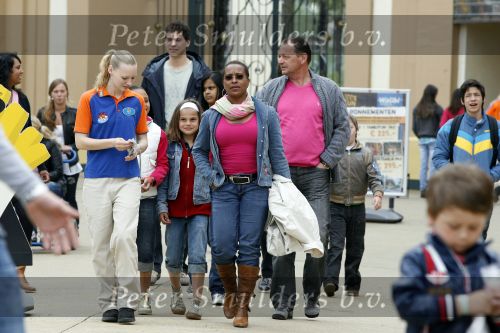 Biddinghuizen 26 april 2009
Bn ers in Walibi. Nelli Cooman met man en dochter
Peter smulders bv