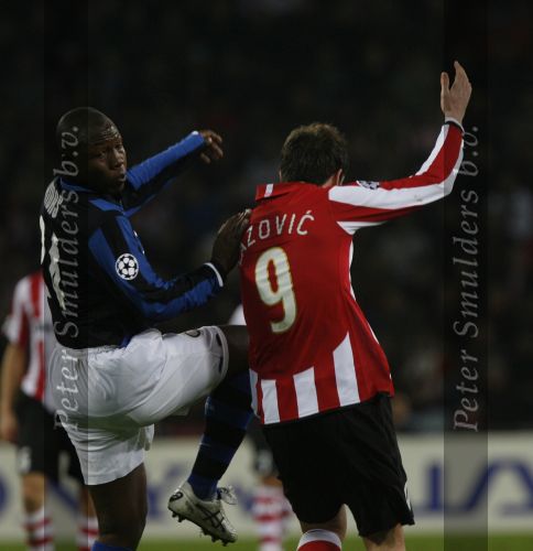 Eindhoven, 12 December 2007
Champions League wedstrijd PSV-Internationale Milan, eindstand 0-1 Seizoen 2007/2008
Nelson Enrique Lopez Rivas in duel met Danko Lazovic