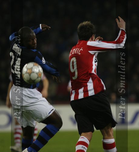 Eindhoven, 12 December 2007
Champions League wedstrijd PSV-Internationale Milan, eindstand 0-1 Seizoen 2007/2008
Nelson Enrique Lopez Rivas in duel met Danko Lazovic
