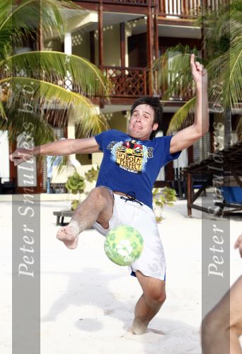 Curacao 2 janjuari 2009
Jan Smit Demy de Zeeuw Nick Schilder en Simon Keizer aan het voetvolleyballen op het strand bij lions Dive.
Yolanthe Cabau v Kasbergen en de vriendinnen van Demy en Nick moedigen ze aan.
Peter Smulders bv