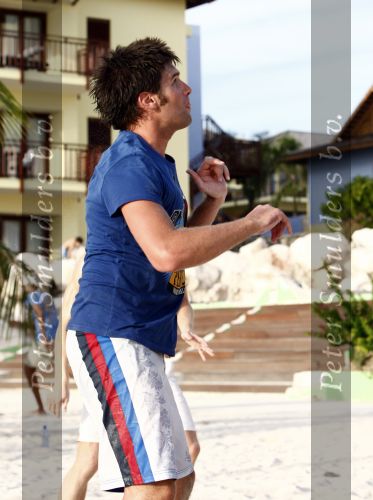 Curacao 2 janjuari 2009
Jan Smit Demy de Zeeuw Nick Schilder en Simon Keizer aan het voetvolleyballen op het strand bij lions Dive.
Yolanthe Cabau v Kasbergen en de vriendinnen van Demy en Nick moedigen ze aan.
Peter Smulders bv