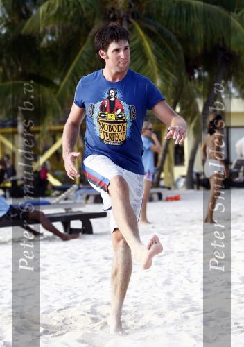 Curacao 2 janjuari 2009
Jan Smit Demy de Zeeuw Nick Schilder en Simon Keizer aan het voetvolleyballen op het strand bij lions Dive.
Yolanthe Cabau v Kasbergen en de vriendinnen van Demy en Nick moedigen ze aan.
Peter Smulders bv