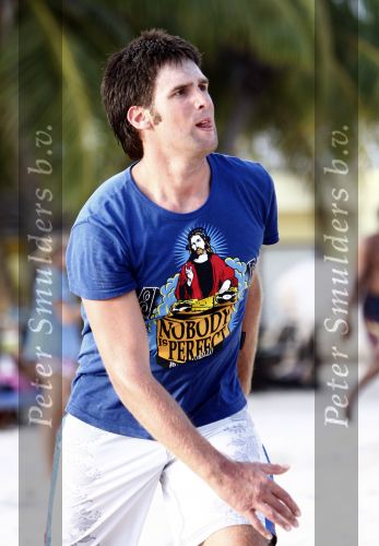 Curacao 2 janjuari 2009
Jan Smit Demy de Zeeuw Nick Schilder en Simon Keizer aan het voetvolleyballen op het strand bij lions Dive.
Yolanthe Cabau v Kasbergen en de vriendinnen van Demy en Nick moedigen ze aan.. Nick met t shirt met god daarop
Peter Smulders bv