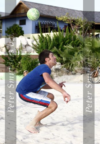 Curacao 2 janjuari 2009
Jan Smit Demy de Zeeuw Nick Schilder en Simon Keizer aan het voetvolleyballen op het strand bij lions Dive.
Yolanthe Cabau v Kasbergen en de vriendinnen van Demy en Nick moedigen ze aan.
Peter Smulders bv