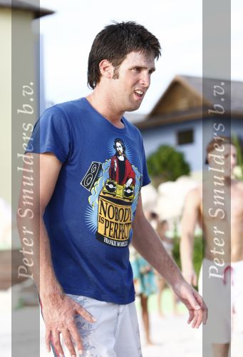 Curacao 2 janjuari 2009
Jan Smit Demy de Zeeuw Nick Schilder en Simon Keizer aan het voetvolleyballen op het strand bij lions Dive.
Yolanthe Cabau v Kasbergen en de vriendinnen van Demy en Nick moedigen ze aan.. Nick met t shirt met god daarop
Peter Smulders bv
Peter Smulders bv