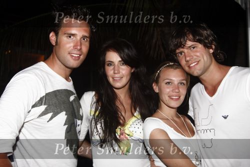 Curacao 31 december 2008 1 januari 2009
Oudjaarsfeest bij Mambo Beach. Simon Keizer met zijn vriendin en Nick Schilder met zijn vriendn
Peter Smulders bv