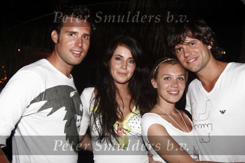 Curacao 31 december 2008 1 januari 2009
Oudjaarsfeest bij Mambo Beach. Simon Keizer met zijn vriendin en Nick Schilder met zijn vriendn
Peter Smulders bv